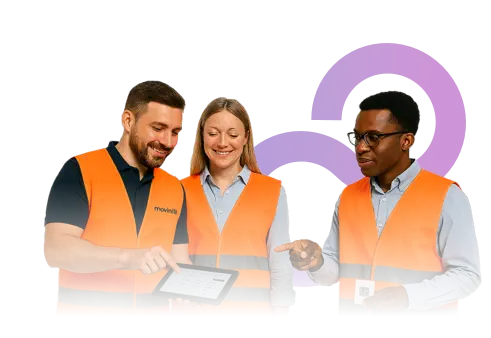 Gruppe von Lagerfachkräften, die die Implementierung vor einem Tablet besprechen